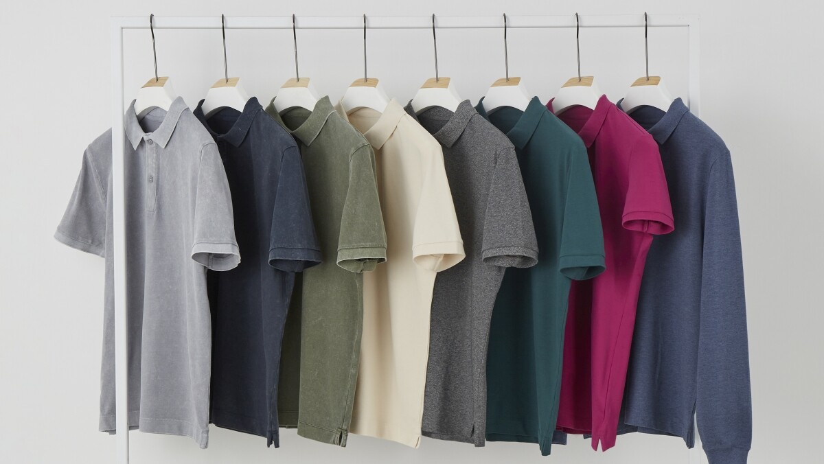 Polohemden in verschiedenen Farben auf einer Kleiderstange
