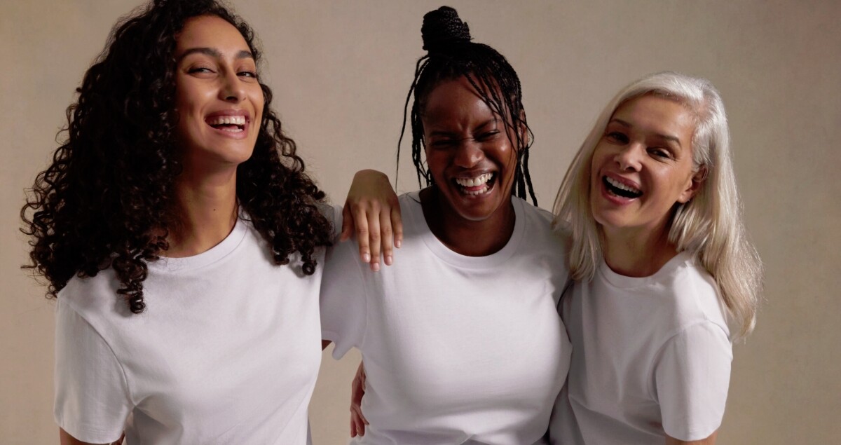 Drei Frauen in weißen T-Shirts der Marke STANLEY/STELLA