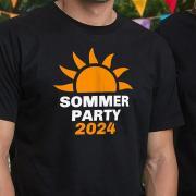 Mann in schwarzem T-Shirt mit Aufdruck "Sommerparty 2024"